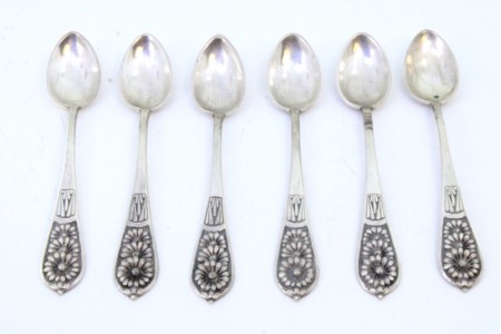 Conjunto de seis colheres de café em prata com relevos florais nos cabos